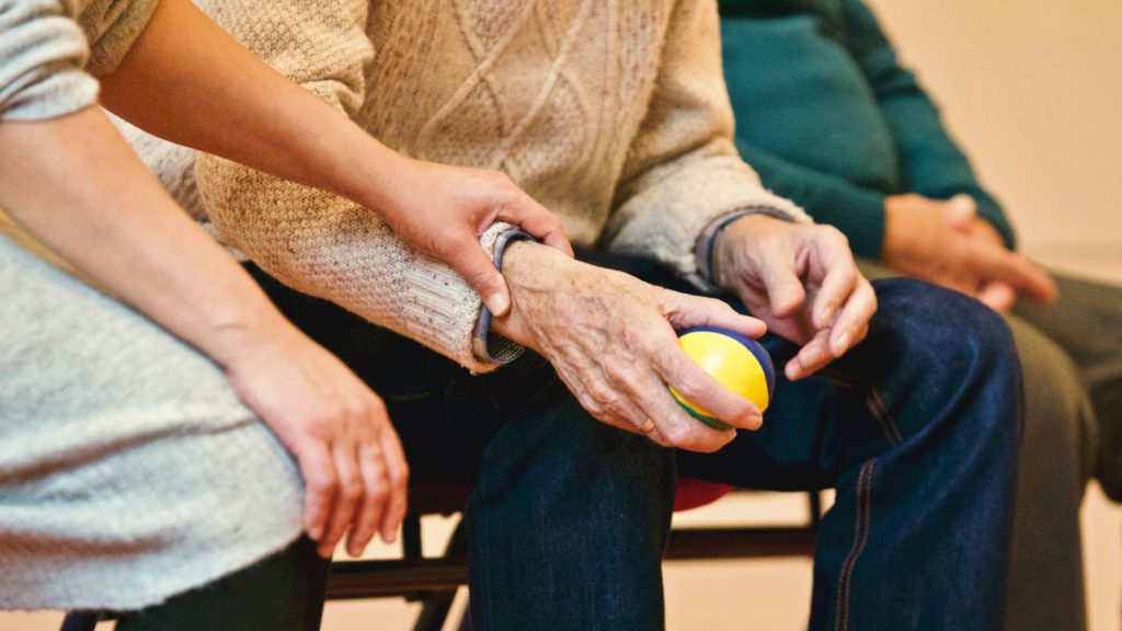 Personne âgée souffrant d'arthrose qui séjourne en maison de retraite