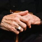 Vivre avec la spondylarthrite : espérance de vie, comorbidités et facteurs qui font la différence